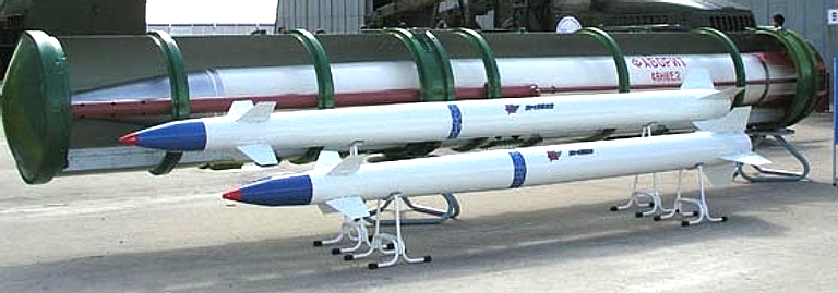 موشک های سامانه اس سیصد پی ام یو یک در کنار یکدیگر به ترتیب از بزرگ به کوچک، 48N6E2 (داخل سیلو)، 9M96E2 و کوچکترین موشک 9M96E