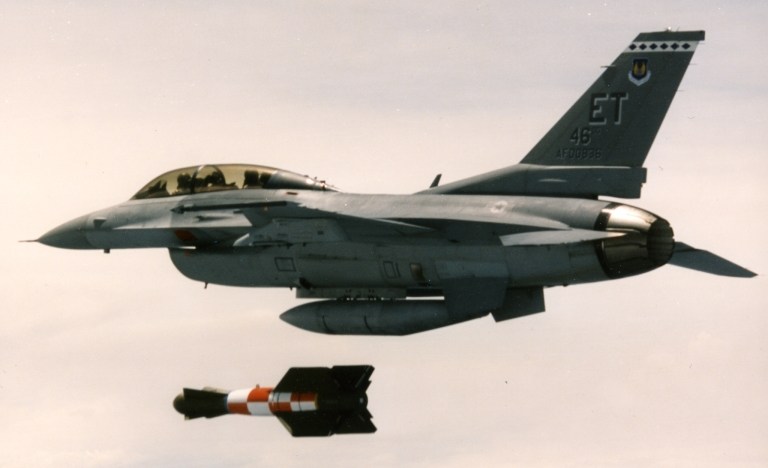 F-16D dropping GBU-15 EDGE round
