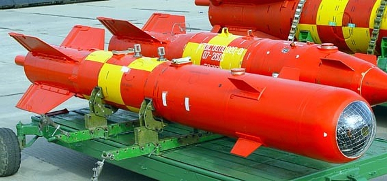 Одаб 500п характеристики. Каб 500 авиабомба. Управляемая Авиационная бомба каб-500. Корректируемая Авиационная бомба каб-500кр. Авиационная бомба ОДАБ-500.